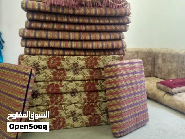 جلسه تتكون من 6 فرشات و6 مساند و6 مخاد  و2 زوايه مساند نظيفةالله يبارك ونشاف الربيع