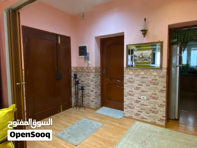 شقة . للبيع . موقع ممتاز . جراج . وسطح . بن عاشور .