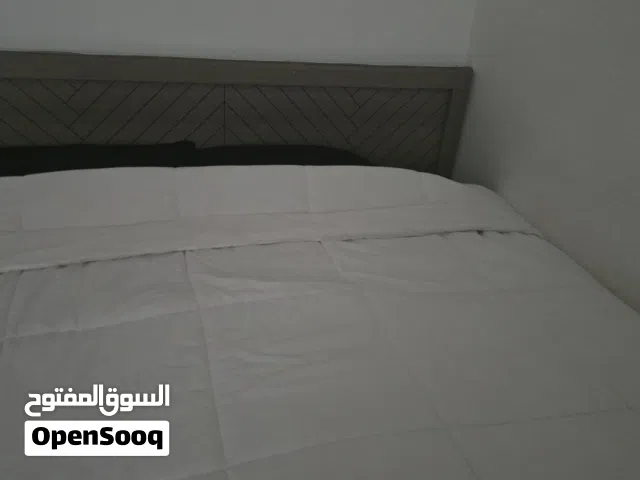 غرفة نوم مؤلفة من 7 قطع للبيع بحالة ممتازة من هوم سنتر موجودة في الشارقة السعر 3000