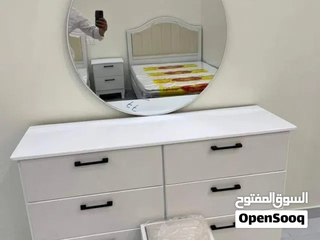 تسريحة حديثة مع مرآة دائرية وأدراج كبيرة – خامات متينة وتشطيب ممتاز