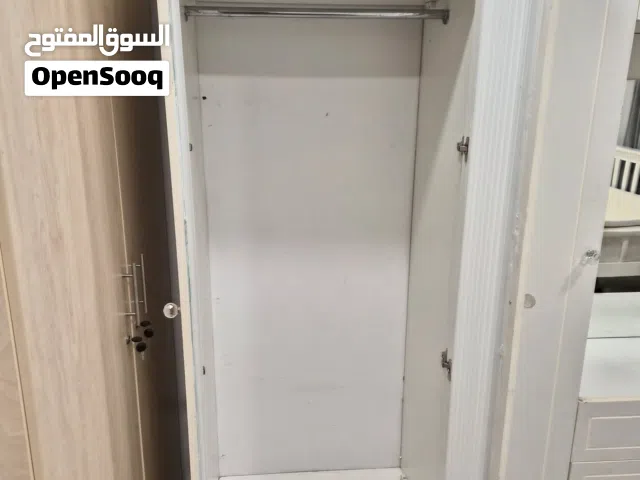 دولاب ملابس وطني شبه جديد وبه تسريحة باضاءة