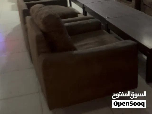 كنب وكراسي وطاولات للمقاهي