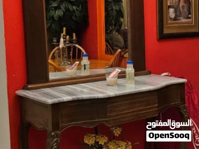 عفش فاخر  بحالة ممتازة وماركات معروفة وتفصيل   للبيع بداعي السفر بسعر مغري