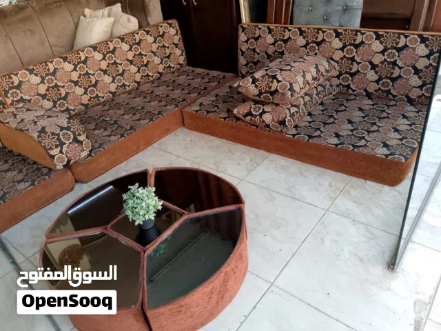 طقم فراش عربي وطاولات تفصيل سفنج سكني بحاله جيده جدا