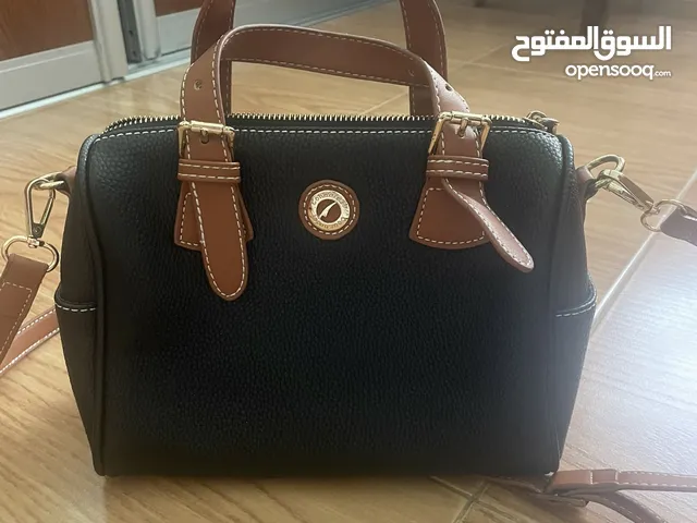 شنتة/ شنطة/حقيبة نسائية جديدة لم يتم استخدامها في حالة ممتازة، اسود و بني و معها حبل طويل و قصير.