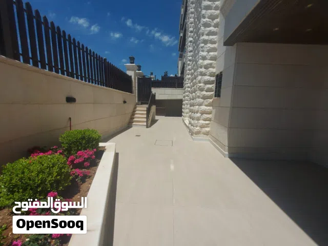 شقة فارغة شبه ارضي مع تراس كبير للايجار في دير غبار