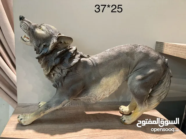 ذئب مهاجم وجالس