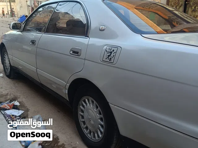 2000 تويوتا كراون Crown