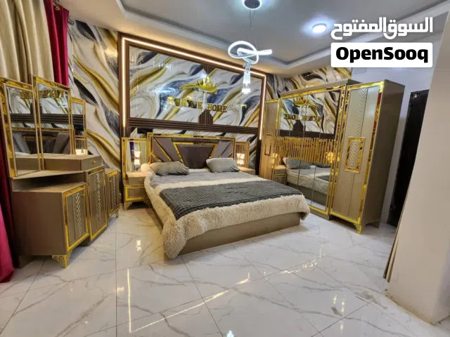 غرفة نوم ملكية بتصميم راقٍ وجودة مضمونة وسعر استثنائي ضمن عروض العرسان لفترة محدودة.