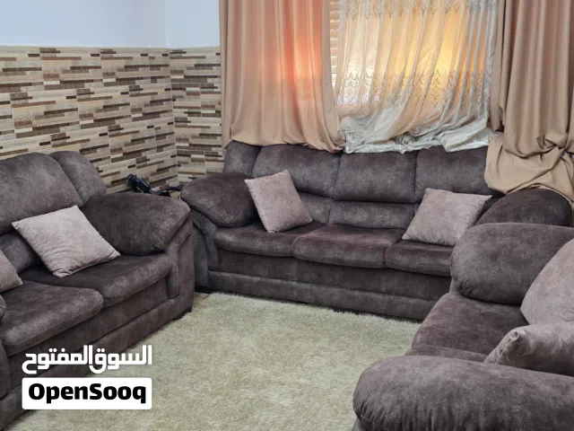 للبيع طقم كنب كامل مع توابعه + جلسة عربية + غاز بحالة ممتازة ونظيفة جداً، استخدام خفيف.