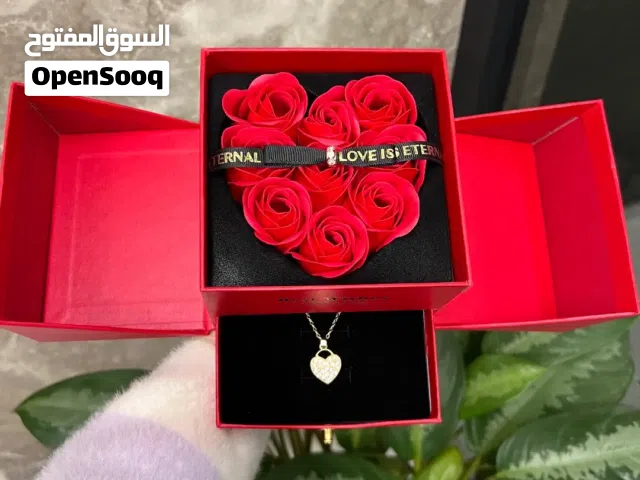 بوكس هدية ورود قلب مع قلادة قلب – تصميم فاخر