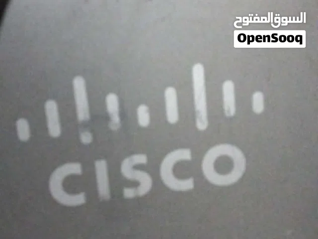هذا الجهاز هو روتر/موجه شبكات (Router) من إنتاج شركة سيسكو أيضاً، والموديل الظاهر في
