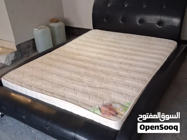 للبيع سرير جلد لون أسود أنيق  المقاس: 150 × 200 (نفر ونص – مناسب لشخص ونص)
