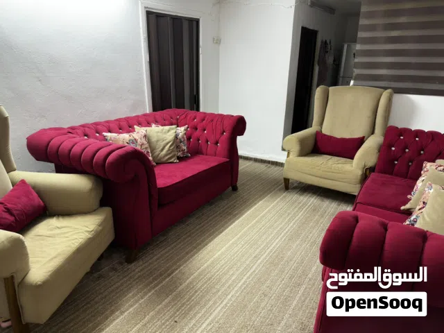 طقم كنب فاخر شبه جديد لون عنابي وبيج