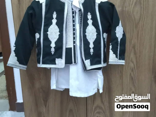 زبون أطفال مش ملبوس هلبا مرتين أو ثلاتة ، يلبس سنتان
