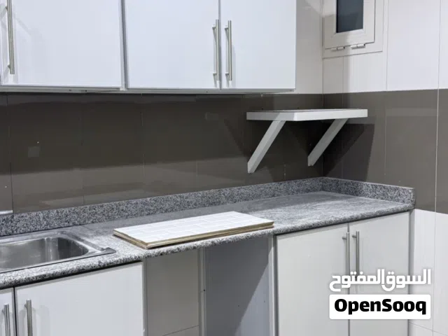 مطبخ ابيض فوق رخام استعمال خفيف