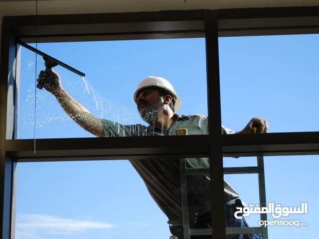 تنظيف الواجهات الزجاجية والكلادينج والأرضيات واللوحات الإعلانية لكافة المحلات