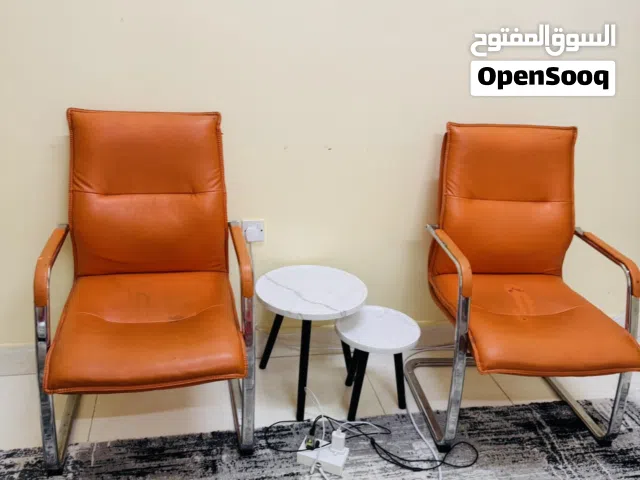 طاولة مكتب مع كراسيه