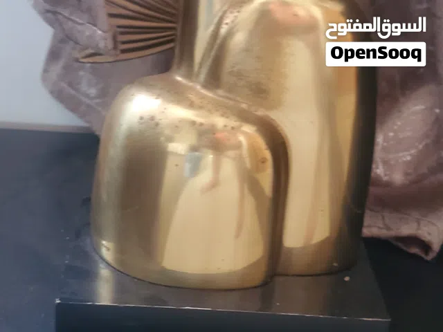 هذه القطعة الفنية هي مجسم برونزي مدرج تحت الفن التكعيبي والحيوي (Biomorphic Cubist) يحمل اسم "L'Ocel