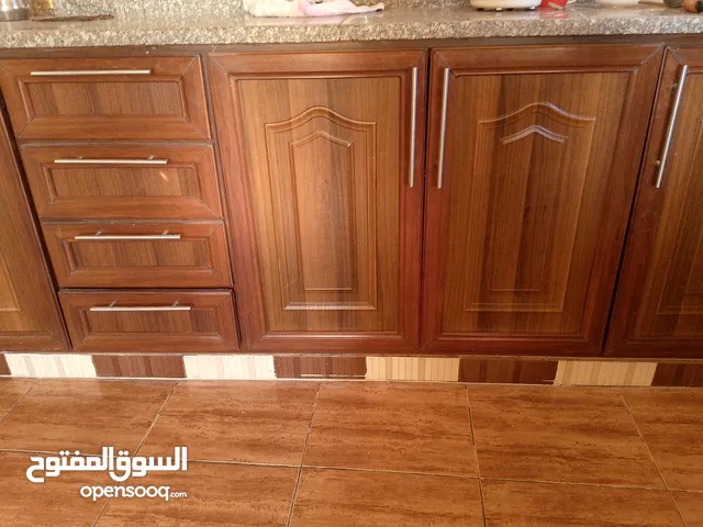 مطبخ للبيع في بيت راس ثلث خزاين مجُوز وثنتين مفرد المنيوم ورخام اجرانيت