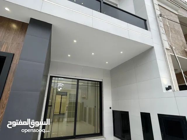 بيت للبيع في منطقة 32 بارك مساحة 200م