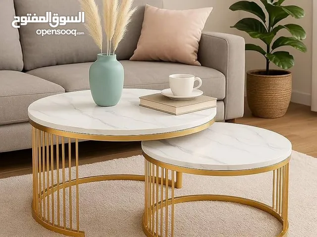 طاولات مودرن متداخلة فخمة تصميم راقٍ يجمع بين البساطة والأناقة، سطح رخامي أبيض بنقشة طبيعية