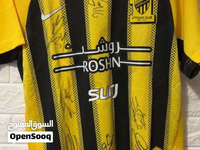 تيشيرت موقع من لاعبين الاتحاد السعودي مع الدليل