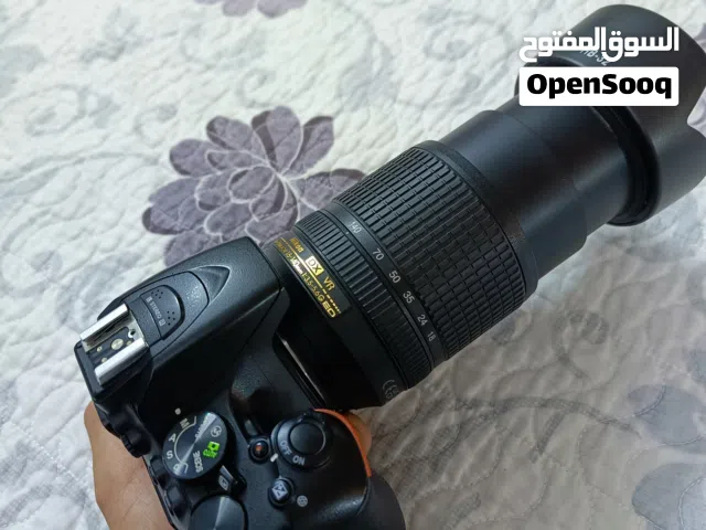 كامرة nikon d5500 نظيفة شبه جديدة مع كامل الملحقات بعدسة 18-140