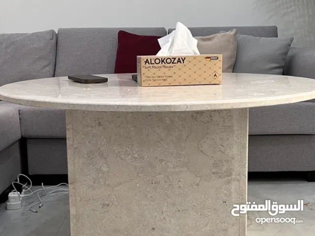 طاولة رخام تفصيل شبه جديدة