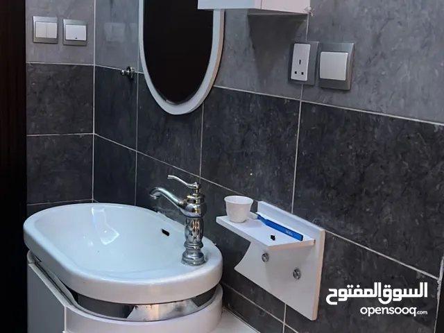 مغسله مستعمله للبيع مع رف تخزين ومرايه ب 350