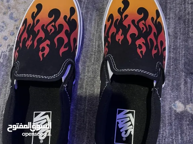 حذاء سنكرز من Vans لون مخطط اسود/ابيض مخطط على شكل ناري جديد ما استعملته