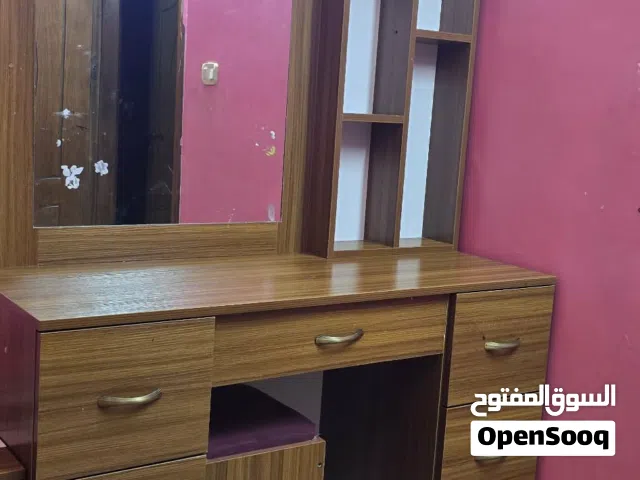 تسريحة خشب مع كرسي  تفصيل خاص غير موجوده بالسوق فخمة (7 أدراج) + كرسي منجد - بحالة الوكالة