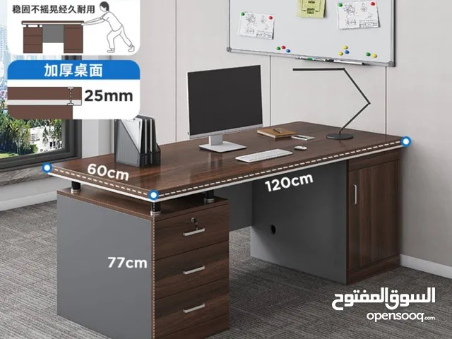 ميز مكتبي بشكل انيق