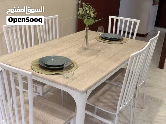 طاولة طعام مع ست كراسي لون بيج وابيض