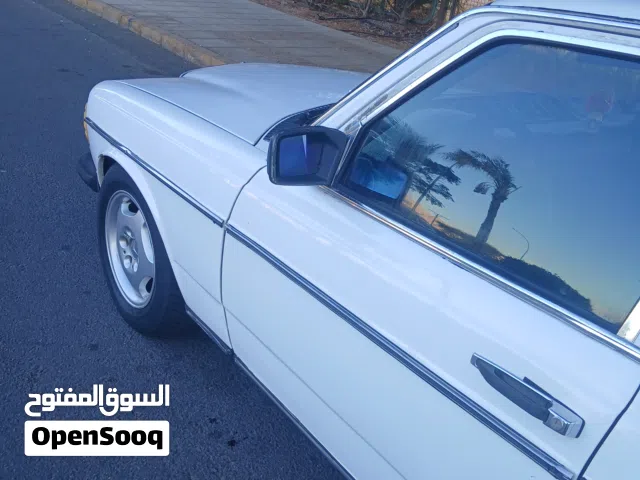 1981 Mercedes Benz E-Class E 200
