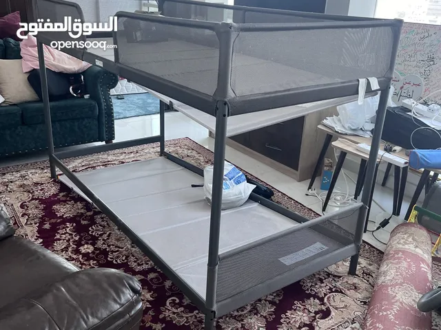 سرير طابقين طاولة و 3 كراسي مكتب و مرتبه للبيع