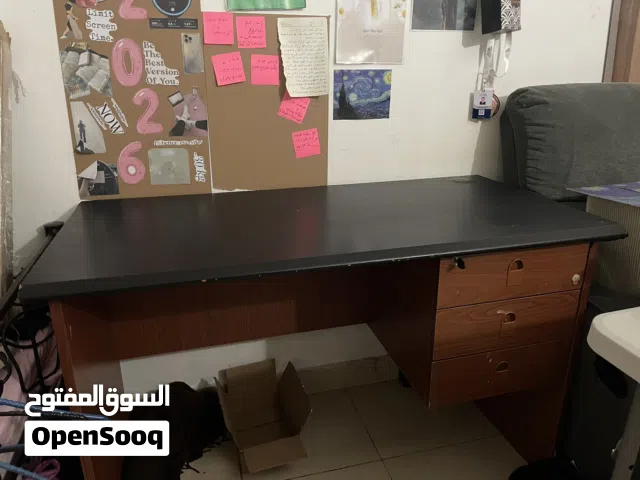 مكتب دراسي بحالة ممتازة