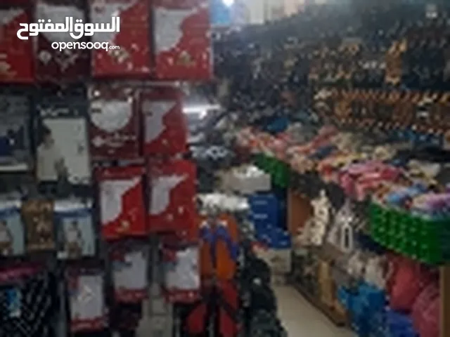 محل تجاري للبع احذيه يصلح لجميع الانشطه