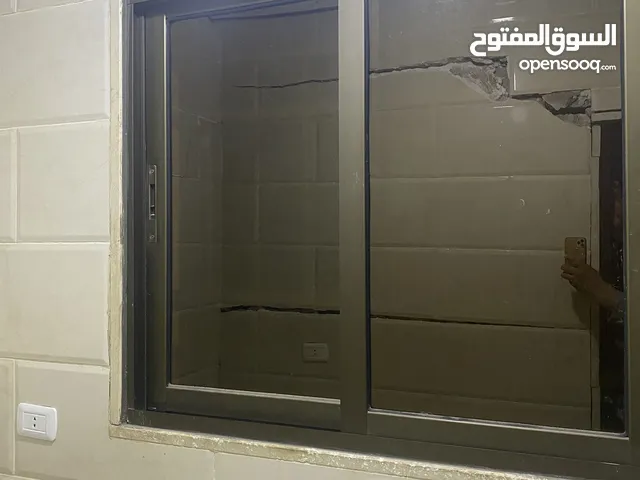 شباك المنيوم مقاس 120x100مع الحمايه الحديد بحالة الوكاله