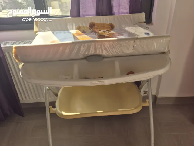 طاولة غيار اطفال baby diper changer +حوض للحمام مستعمل للبيع