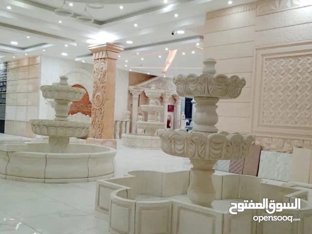 نافورة حجر طبيعي خارجي ونوافير داخلية شامية  و جلسات ومقاعد وأعمدة صغيرة خارجية وداخلية