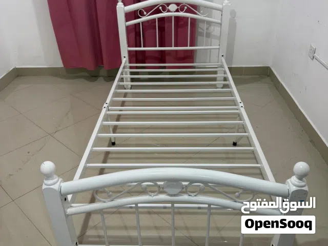 2سرير كالجديد ممتاز  قابل للتفاوض لسرعة البيع ولا يوجد اى كسر يوجد لدينا 2سرير