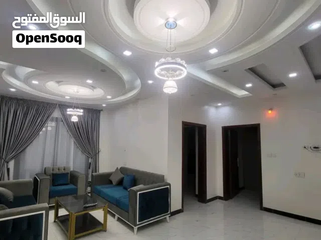 شق مفروشه ملكيه في ارقى احياء صنعاء الاصبحي 4 غرف و3 حمامات فخمه جدا فيها كل الخدمات وقريب الشارع .