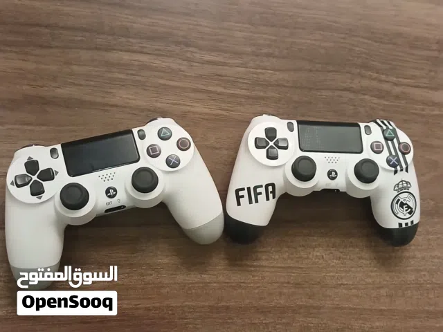 يدين PS4  للبيع  وحدة بيضاء سادة + وحدة FIFA ريال مدريد نظاف وشغالات فل