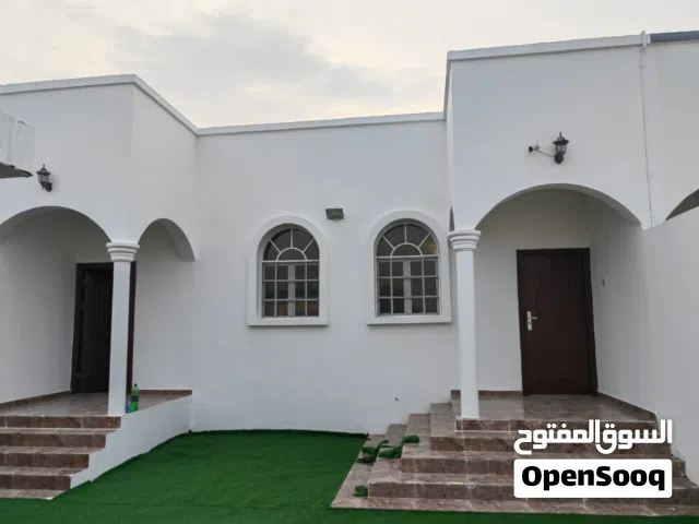 فيلا مكونه من غرفتين نوم وصالة ومجلس وثلاثة دورات مياة ومطبخ ومخزن ومكان للغسيل وموقف سيارة مظله