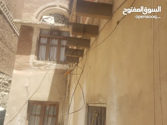 بيت للبيع شعبي مساحة اربع للبن ونص في قلب العاصمة شارع تونس بينه وبين الخط الرئيسي عشرين متر