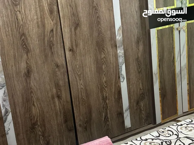 غرفة جلوس مع طاوله تلفزيون مع طاولات وسط بحاله ممتازه