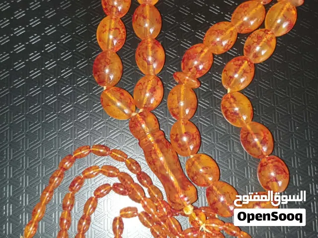 مسبحة فاخرة بلون عسلي ناري مميز.