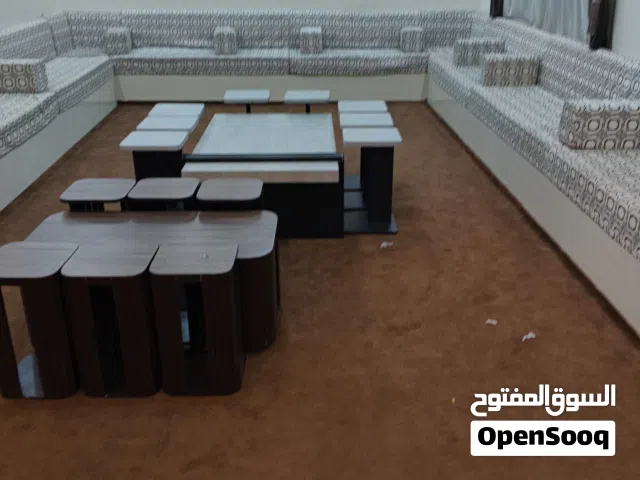 جلسه ارضيه 14 متر تقريباً 2 طقم طاولات  سجاده