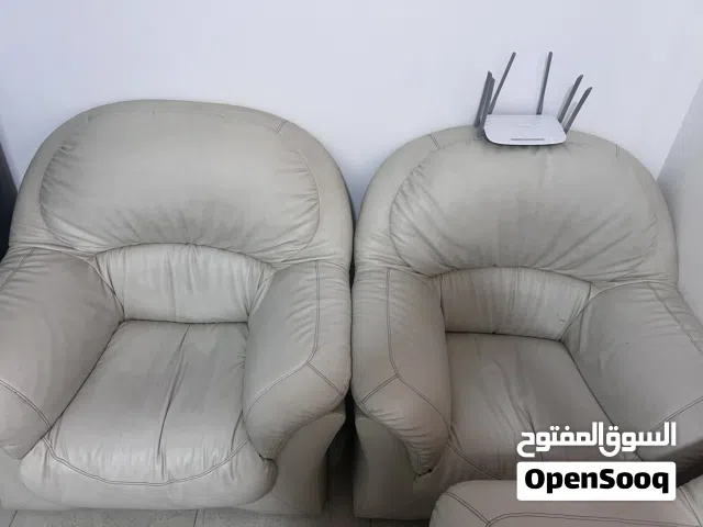 كنب صاله مكونه من ثلاث قطع